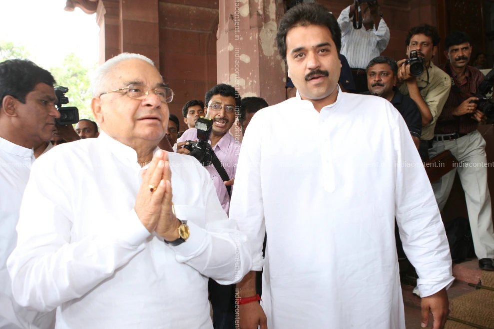 Bhajal Lal with his younger son Kuldeep Bishnoi (File Photo)
