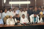 हरियाणा में बिजली कर्मचारियों ने सरकार के आश्वासन के बाद हड़ताल खत्म करने का ऐलान किया। सरकार ने निजीकरण नहीं करने का भरोसा दिया है। बाकी मांगों पर चर्चा के लिए 3 नवंबर को फिर बैठक होगी।