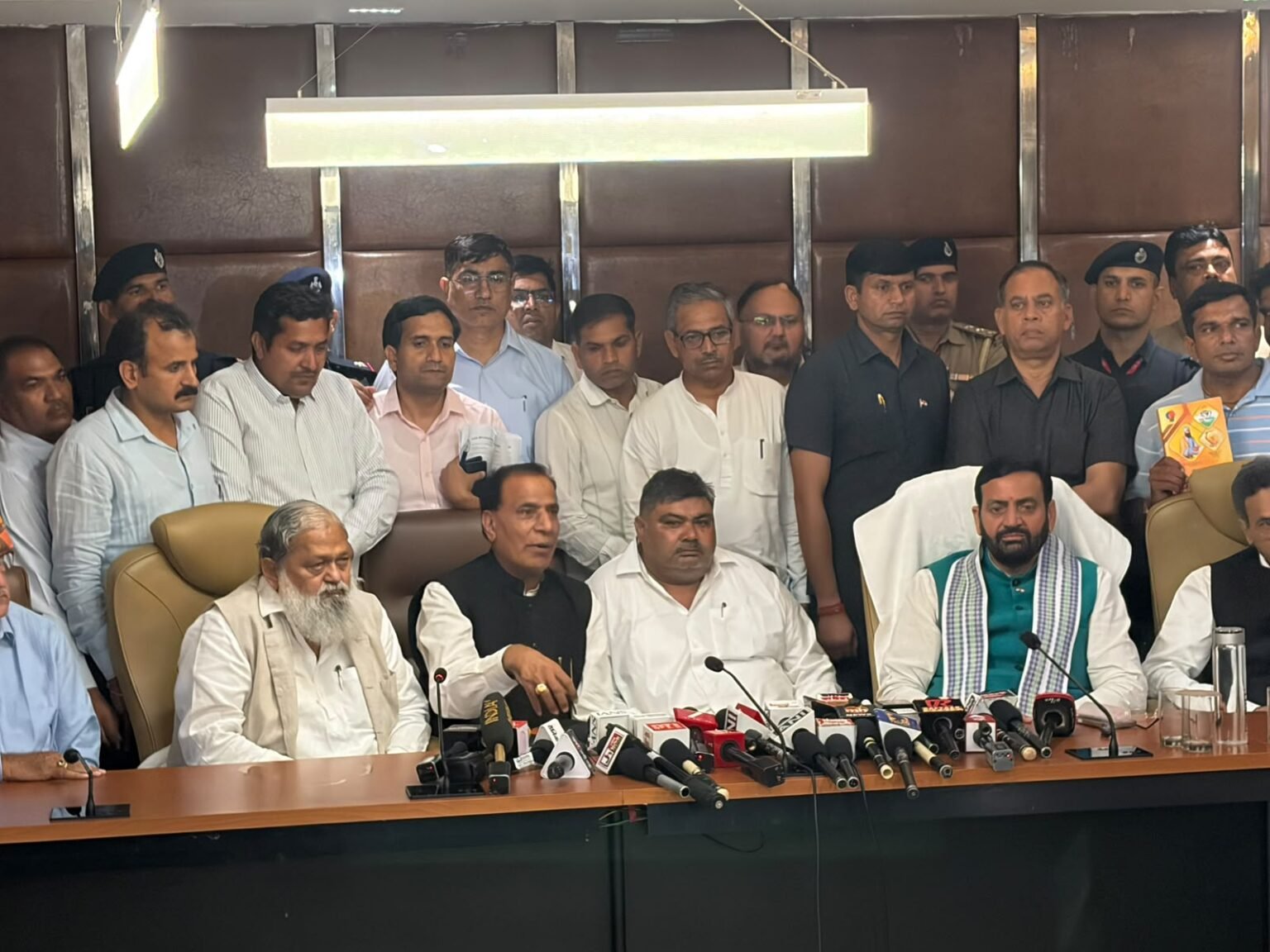 हरियाणा में बिजली कर्मचारियों ने सरकार के आश्वासन के बाद हड़ताल खत्म करने का ऐलान किया। सरकार ने निजीकरण नहीं करने का भरोसा दिया है। बाकी मांगों पर चर्चा के लिए 3 नवंबर को फिर बैठक होगी।