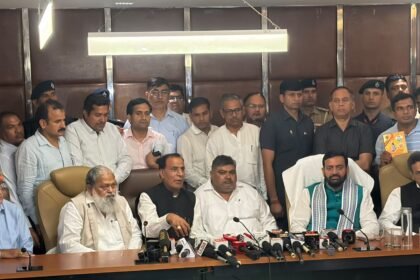 हरियाणा में बिजली कर्मचारियों ने सरकार के आश्वासन के बाद हड़ताल खत्म करने का ऐलान किया। सरकार ने निजीकरण नहीं करने का भरोसा दिया है। बाकी मांगों पर चर्चा के लिए 3 नवंबर को फिर बैठक होगी।